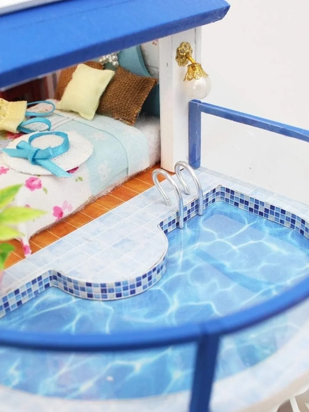 NIB RHZN Miniature House Kit Dollhouse DIY Beach House 1:24 Scale